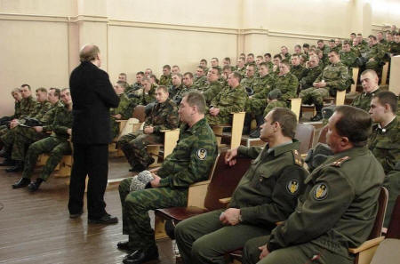 НСНБР. Открытый урок против наркотиков председателя НСНБР А.Г.Огнивцева (на фото справа) для офицеров и солдат ЦИАБ министерства обороны РФ. 2007 год. Бронницы. Московская область. Фото НСНБР.